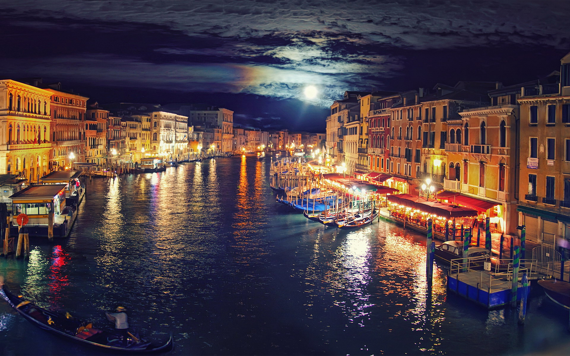 世界学生海上帆板夜训对抗：航线选择与灯光配合成关键，在海上进行帆板运动